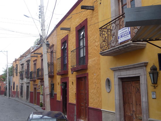 Typische Häuser im kolonialen Stadtzentrum von San Miguel de Allende. Die Ocker und Rottöne beherschen das Stadtbild !!