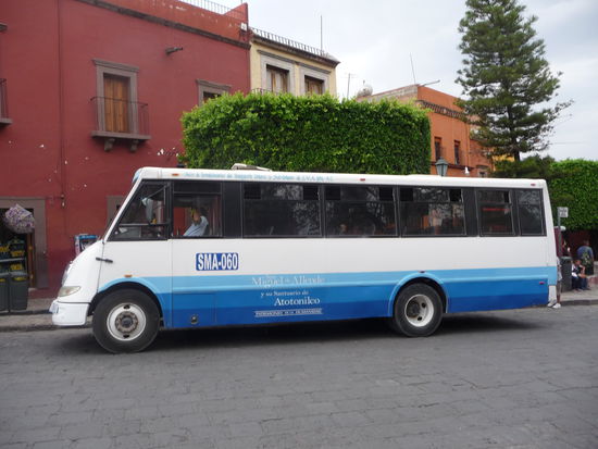Die typischen kleinen Stadtbusse von San Miguel de Allende