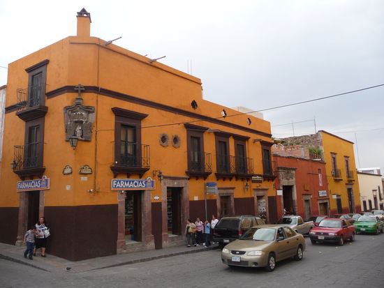 Typische Häuser im kolonialen Stadtzentrum von San Miguel de Allende. Die Ocker und Rottöne beherschen das Stadtbild !!