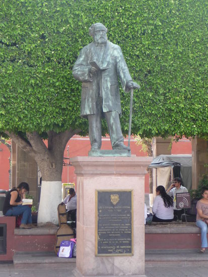 Statue auf dem Plaza Mariano de la Casas gegenüber dem ehemaligen Nonnenkloster Santa Rosa de Viterbo