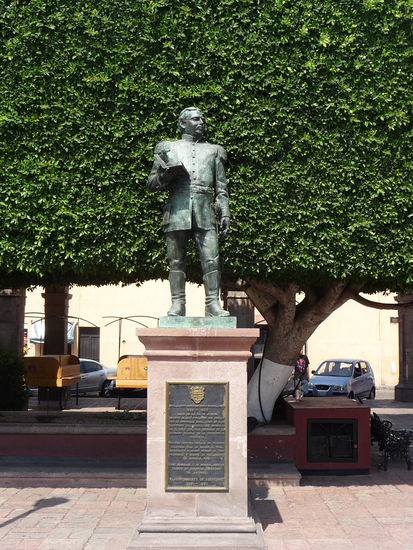 Statue auf dem Plaza Mariano de la Casas gegenüber dem ehemaligen Nonnenkloster Santa Rosa de Viterbo