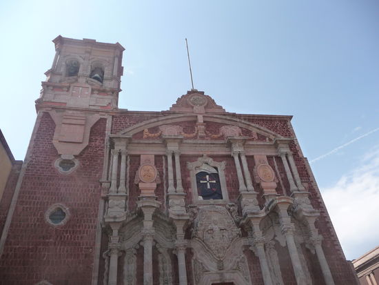 Catedral mit Ihren 14 schlanken Säulen vor einer Ziegelmauer