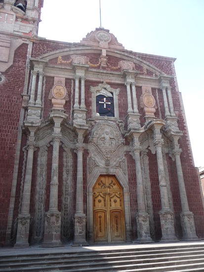 Catedral mit Ihren 14 schlanken Säulen vor einer Ziegelmauer