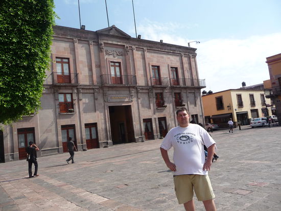 Ich vor dem Ex Palacio Episcopal am Platz Jardin Guerrero