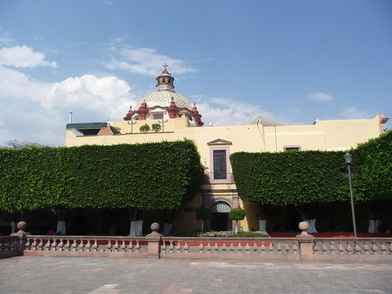 Blick auf die Kirche Santa Clara am Platz Jardin Guerrero