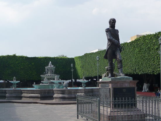 Platz Jardin Guerrero mit Statue von Vicente Guerrero und Treffpunkt der Künstler von Queretaro