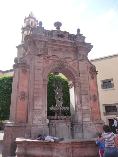 Der Neptunbrunnen an der Kirche Santa Clara