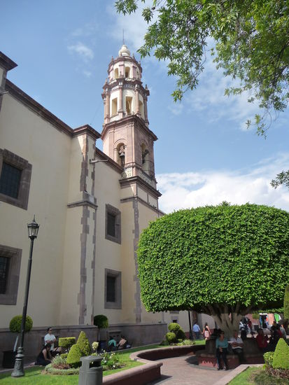 Die Kirche Santa Clara sieht von außen eher etwas unscheinbar aus ist jedoch innen mit vergoldeten Schnitzereien überaus prunkvoll ausgestattet.