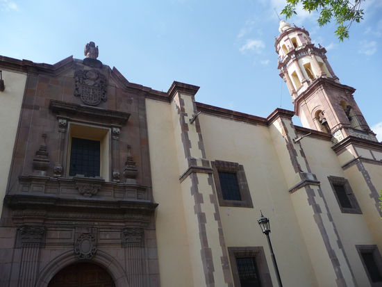 Die Kirche Santa Clara sieht von außen eher etwas unscheinbar aus ist jedoch innen mit vergoldeten Schnitzereien überaus prunkvoll ausgestattet.