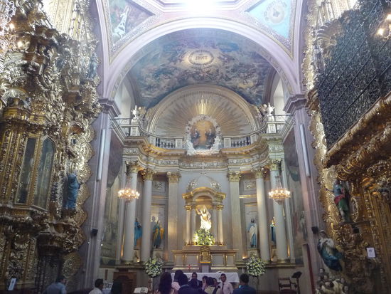 Kirche Santa Clara mit ihrer reichen vergoldeten Innenaustattung. Hier Blick auf den Altar.