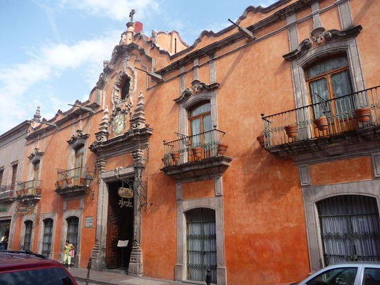 Ein Glanzstück unter Queretaros Stadtpalästen ist sicher der " Casa de la Marquesa " den die vermögende Frau Marques de la Villa ( Erbauer des Aquädukts von Queretaro ) um 1756 errichten ließ. Heute ist hier eines der stilvollsten Hotels Mexikos untergebracht .