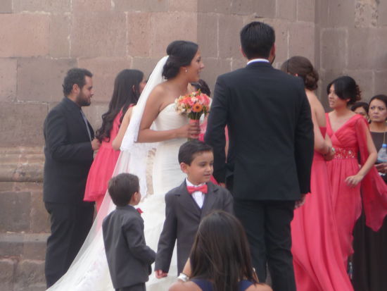 Hochzeit Nr. 3 und Nr. 4 vor dem ehemaligen Kloster Convento de San Augustin hier mit Braut Nr. 1