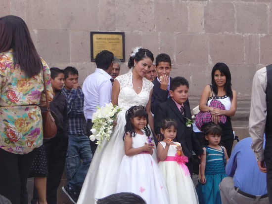 Hochzeit Nr. 3 und Nr. 4 vor dem ehemaligen Kloster Convento de San Augustin hier mit Braut Nr. 2