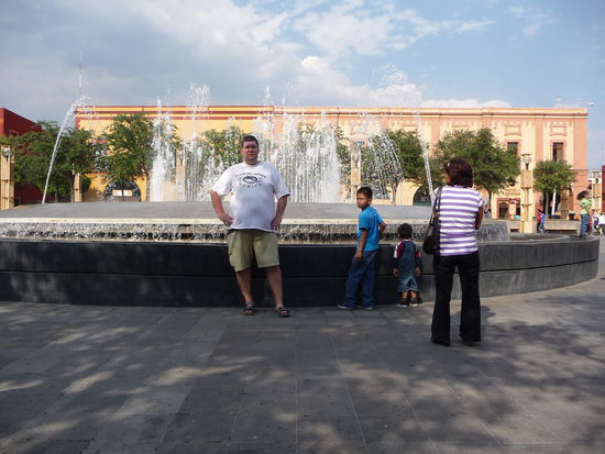 Ich vor dem großen Brunnen auf dem Plaza de la Constitucion