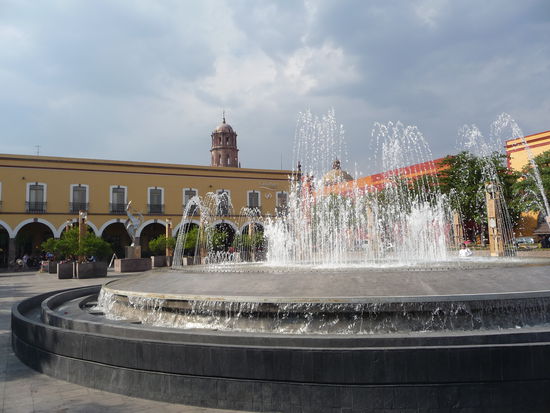 Großer Brunnen auf dem Plaza de la Constitucion
