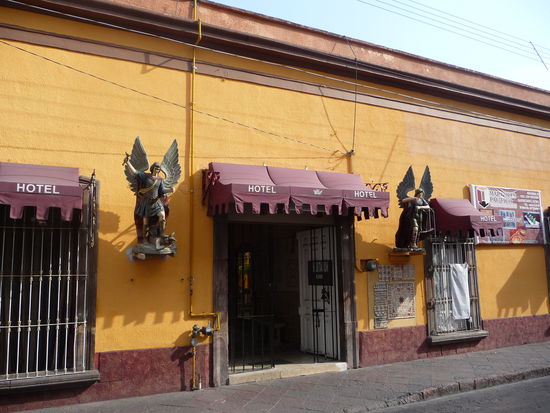 Kolonialhäuser im historischen Stadtzentrum von Queretaro unweit des Templo de Teresitas