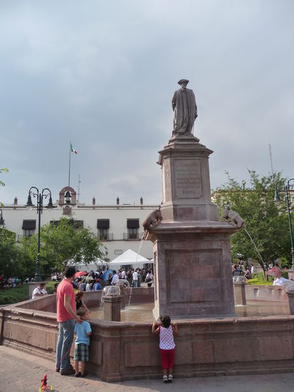 Am Plaza de Armas mit Blick auf den den heutigen Sitz der Landesregierung " Casa del Corregimiento " .