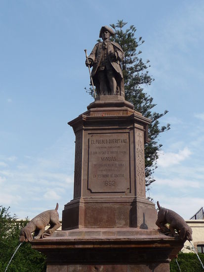 Denkmal des Marques de la Villa del Villar del Aquila mit den 4 wasserspeienden Hunden der den berühmten Aquädukt von Queretaro bauen ließ.
