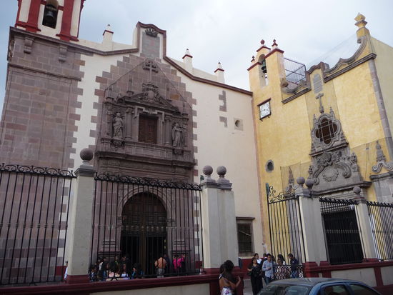 Direkt schräg gegenüber der Kirche Templo de la Congregacion de Guadelupe steht diese Kirche und wie sollte es auch anders sein auch hier wird geheiratet also Hochzeit Nr. 6 