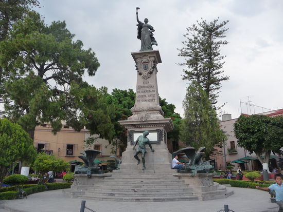 Plaza Monumento Corregidora mit dem Denkmal der Heldin des Unabhängigkeitskrieges Dona Josifa Ortiz  de Dominguez die hier lebte .