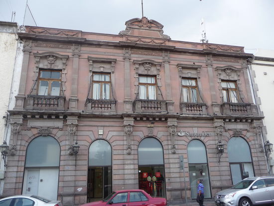 Gebäude an der Nordseite des Jardin Zenea ( Plaza Principal )