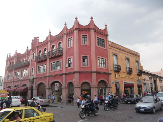 Gebäude an der Nordseite des Jardin Zenea ( Plaza Principal )