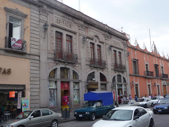 Gebäude am Jardin Zenea ( Plaza Principal )