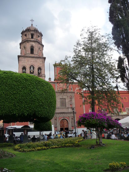 Blick auf die Kirche der einstigen Franziskaner Mönche den Templo San Francisco am Jardin Zenea ( Plaza Principal ) die bereits 1540 gegründet wurde.