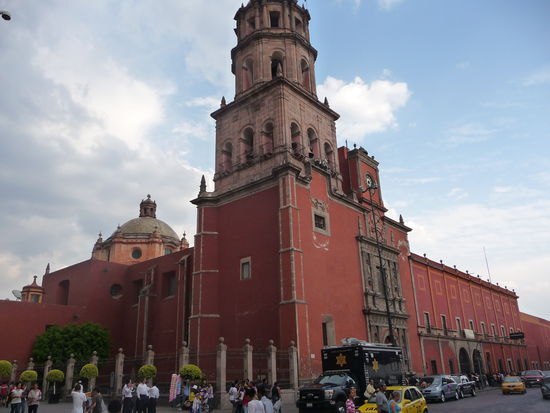 Blick auf die Kirche der einstigen Franziskaner Mönche den Templo San Francisco am Jardin Zenea ( Plaza Principal ) die bereits 1540 gegründet wurde.