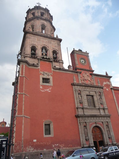 Templo San Francisco am Jardin Zenea ( Plaza Principal )
