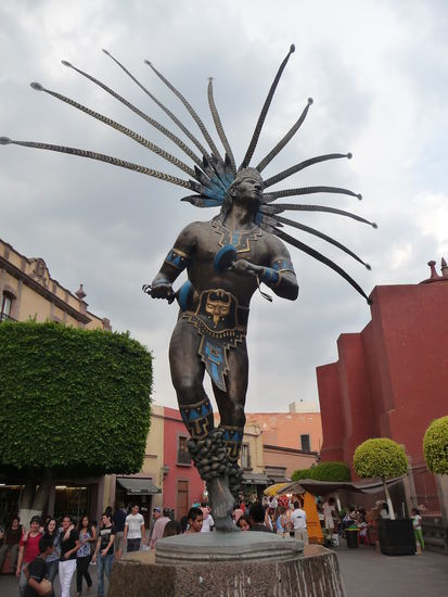Statue eines Otomi Kriegers an der Kirche San Francisco. Die Otomi besiedelten das Gebiet des heutigen Queretaro bereits lange bevor die Spanier kammen in Präkolumbischer Zeit.