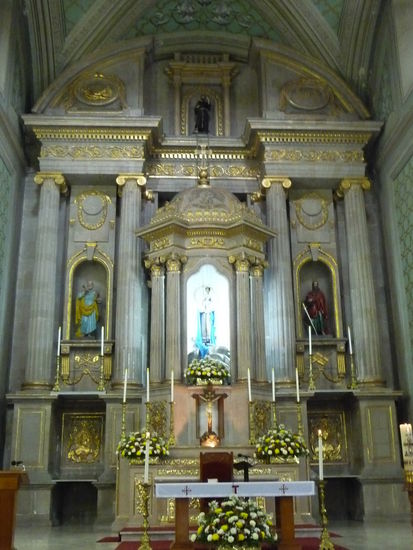 Blick auf den Altar der Kirche San Francisco