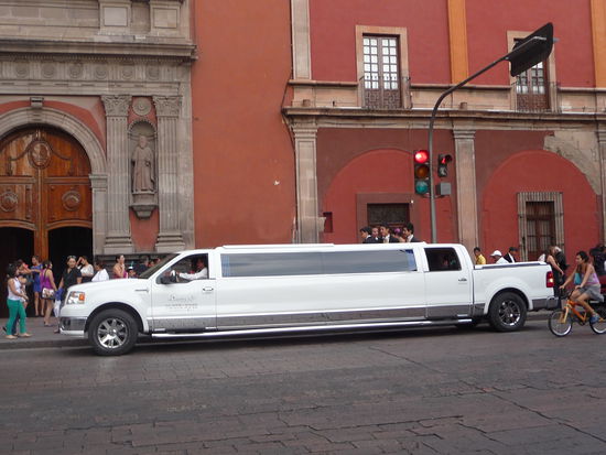 Und auch hier vor der Kirche  San Francisco wie überall sonst in der Stadt wird geheiratet also Hochzeit Nr. 7 . Da kann ich allen Hochzeitspaaren in Queretaro nur viel Glück für die Zukunft wünschen !! 