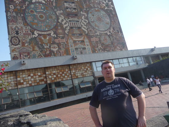 Ich auf dem Campus der UNAM vor der Bibliotek