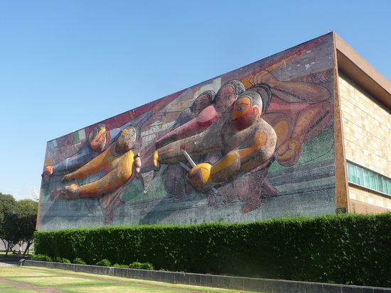 Weitere Beispiele der Mexikanischen Architektur auf dem Campus der UNAM aus den 50sigern und ebendso UNESCO WELTKULTURERBE