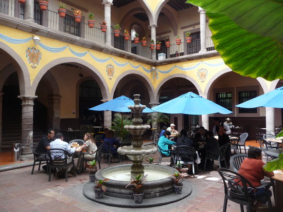 Innenhof und Restaurant