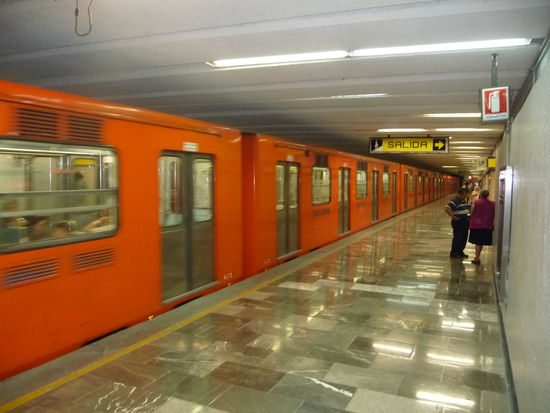 Mit der Metro Linie 5 fahre ich vom Busbahnhof Nord direkt zum Internationalen  Flughafen von Mexiko City