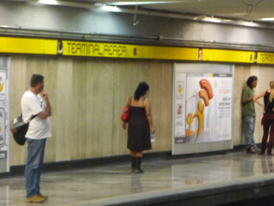 Ankunft am Metro Bahnhof Terminal ( Flughafen )