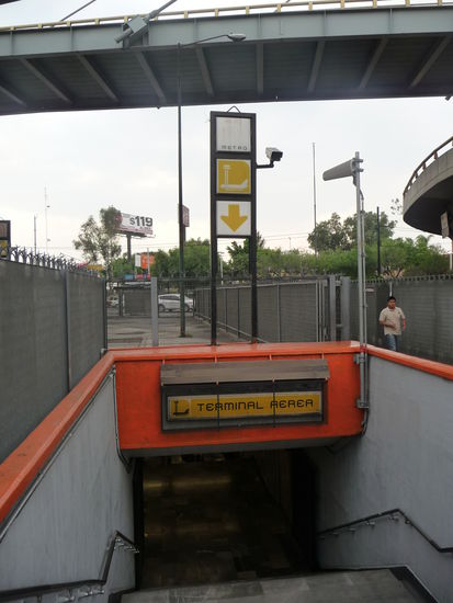 Ankunft am Metro Bahnhof Terminal ( Flughafen )