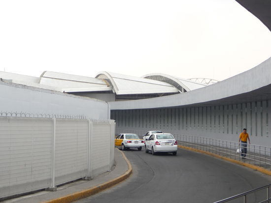 Kurzer Weg vom Metro Bahnhof zum Terminal