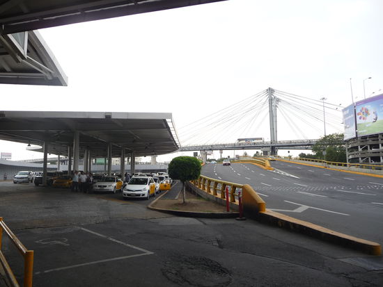 Kurzer Weg vom Metro Bahnhof zum Terminal
