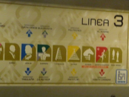 Streckenplan in einen Zug der Linie 3. Gut zu sehen die Symbole für die einzelnen Stationen für Menschen die nicht lesen können.