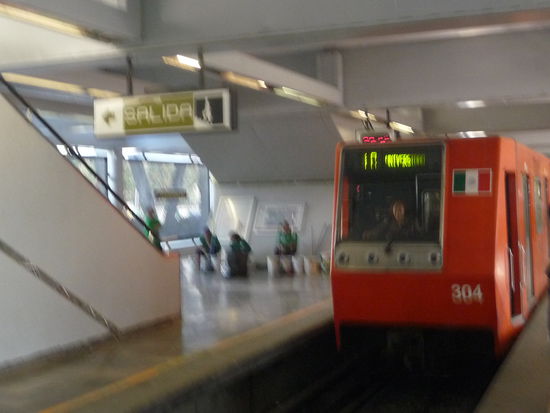 Einfahrt eines Metro Zuges der Linie 3 in die Station Universität