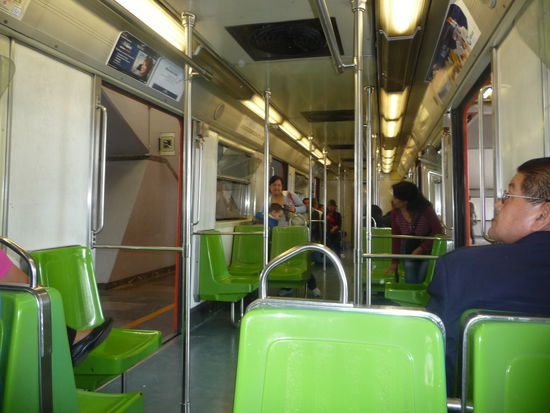 Innenraum eines Zuges mit den typischen Grasgrünen Sitzen