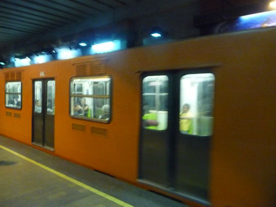 Metro Zug im Bahnhof Copilco Linie 3