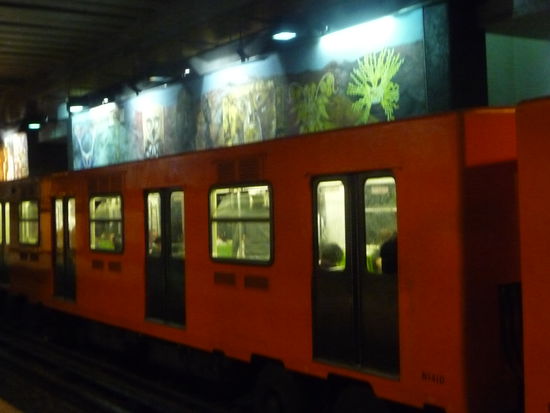 Metro Zug im Bahnhof Copilco Linie 3