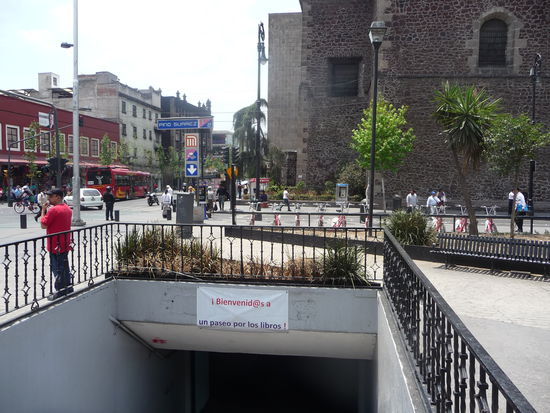 Eingang Metro Station Pinu Suarez Linie 1 und 2