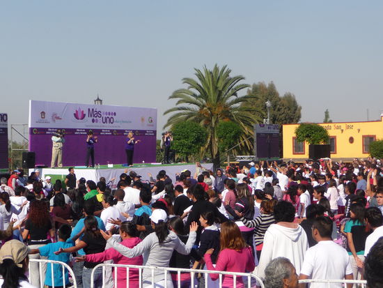 Hier findet direkt vor dem Kloster eine der vielen Open Air Tanz Veranstaltungen von Mexiko statt - wie man sieht gut besucht.