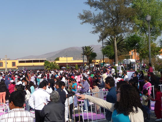 Hier findet direkt vor dem Kloster eine der vielen Open Air Tanz Veranstaltungen von Mexiko statt - wie man sieht gut besucht.