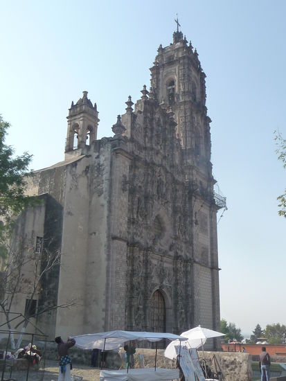 Das Kloster San Francisco Javier in Tepotzotlan von vorne